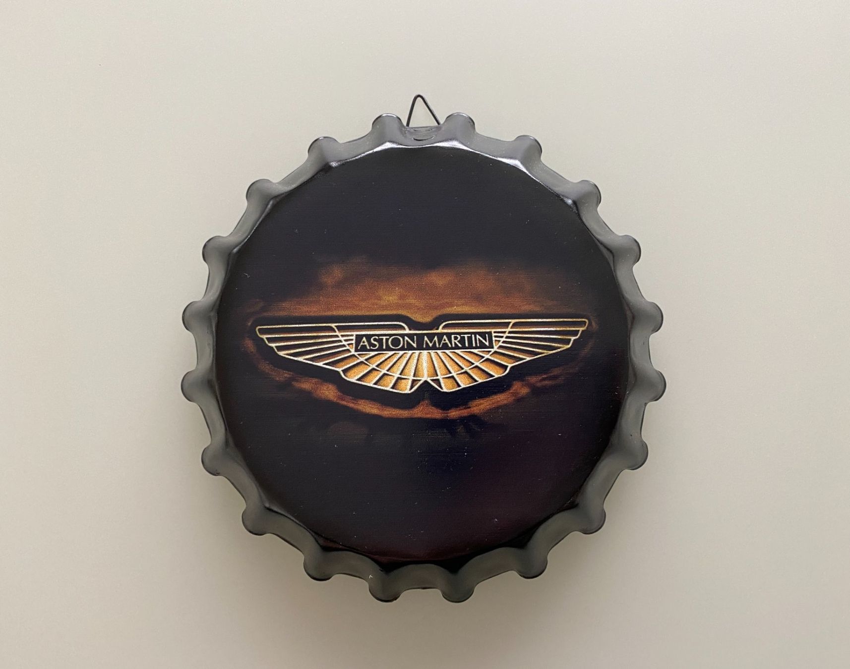 Apribottiglie & Tappi per chiusura: Aston Martin Kronkorken mit Logo – Usato da Allschwil venduto da Dangermouse07