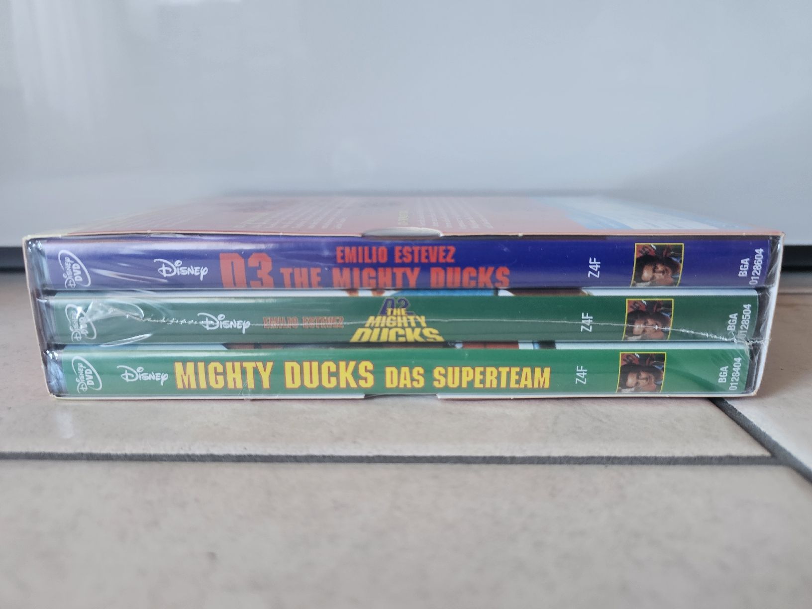Tutti i DVDs: Mighty Ducks  -  Alle Teile 1 - 3 Box / Fabrikneu – Nuovo e nell'imballaggio originale da Schneisingen venduto da backstore24 3