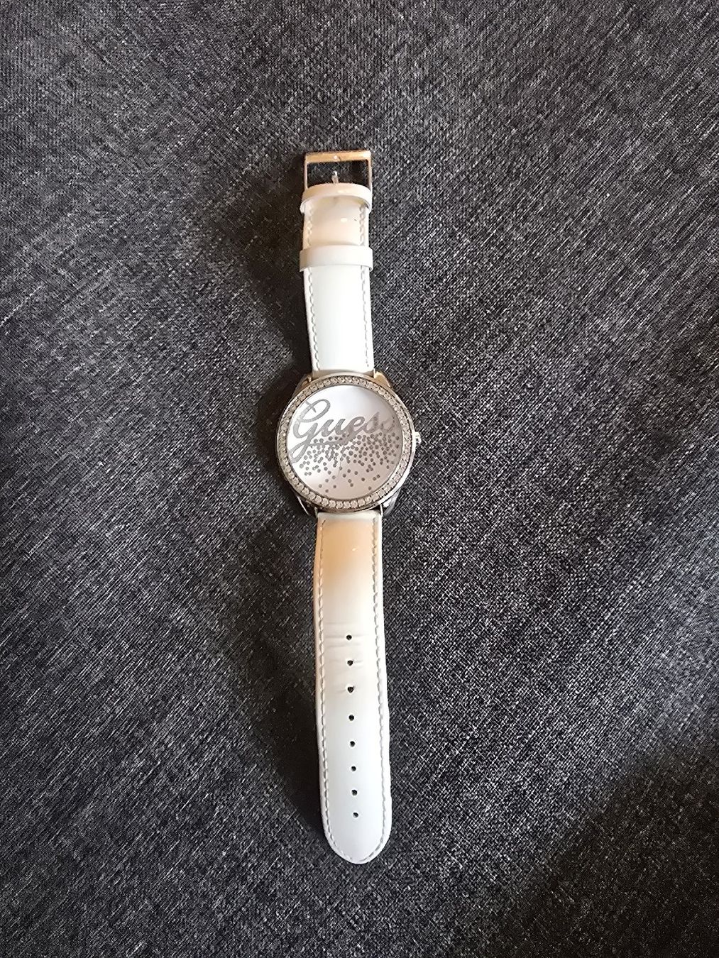 Guess Uhren: Guess Damenuhr mit Strass - weiss – Gebraucht aus Zürich von nara13