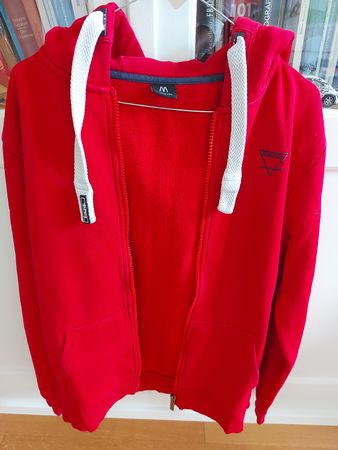 roter Pulli mit Kaputze