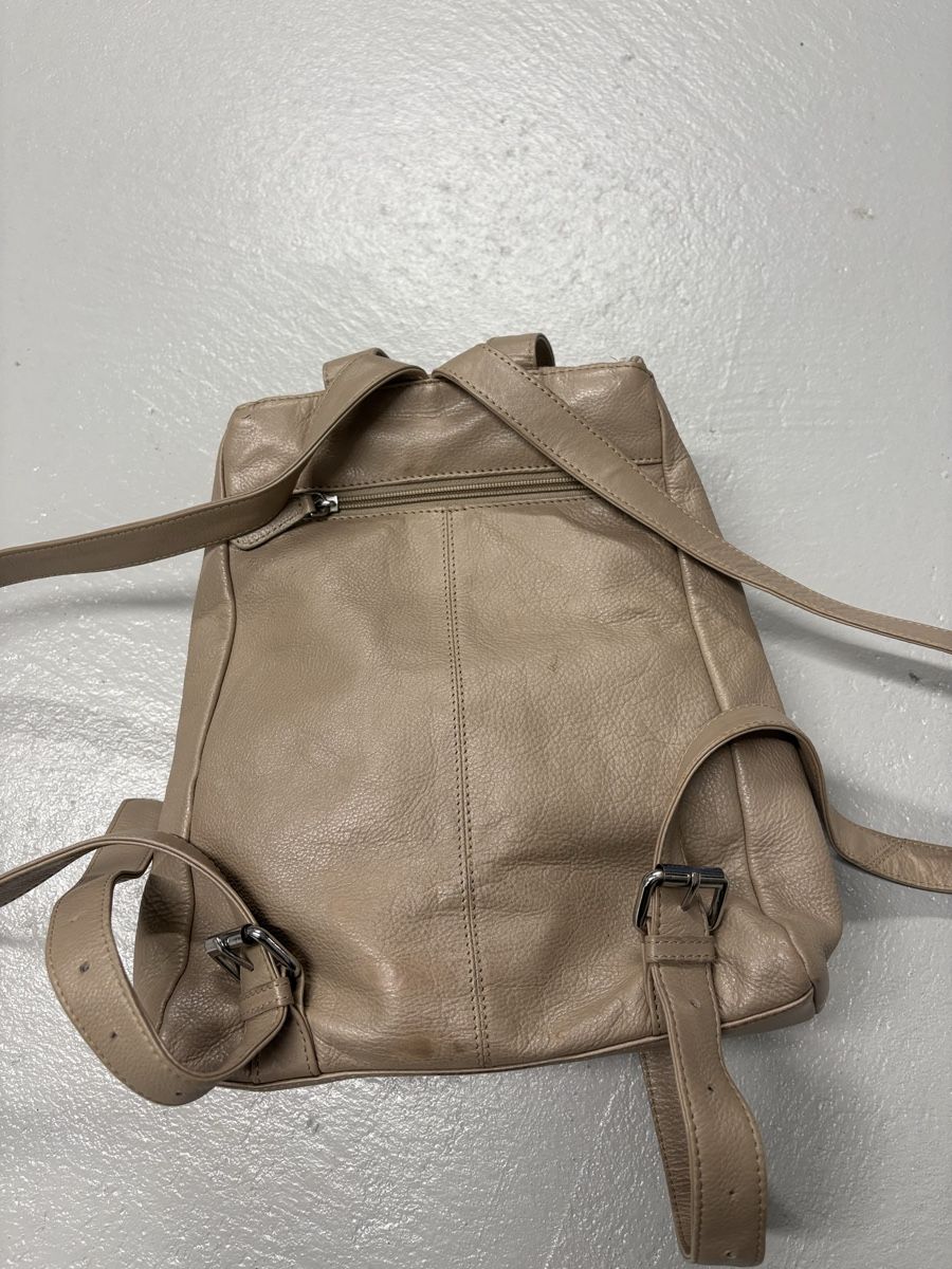 Zaini: NIKA Lederrucksack in beige – Usato da Regensdorf venduto da secondchancefashion 5