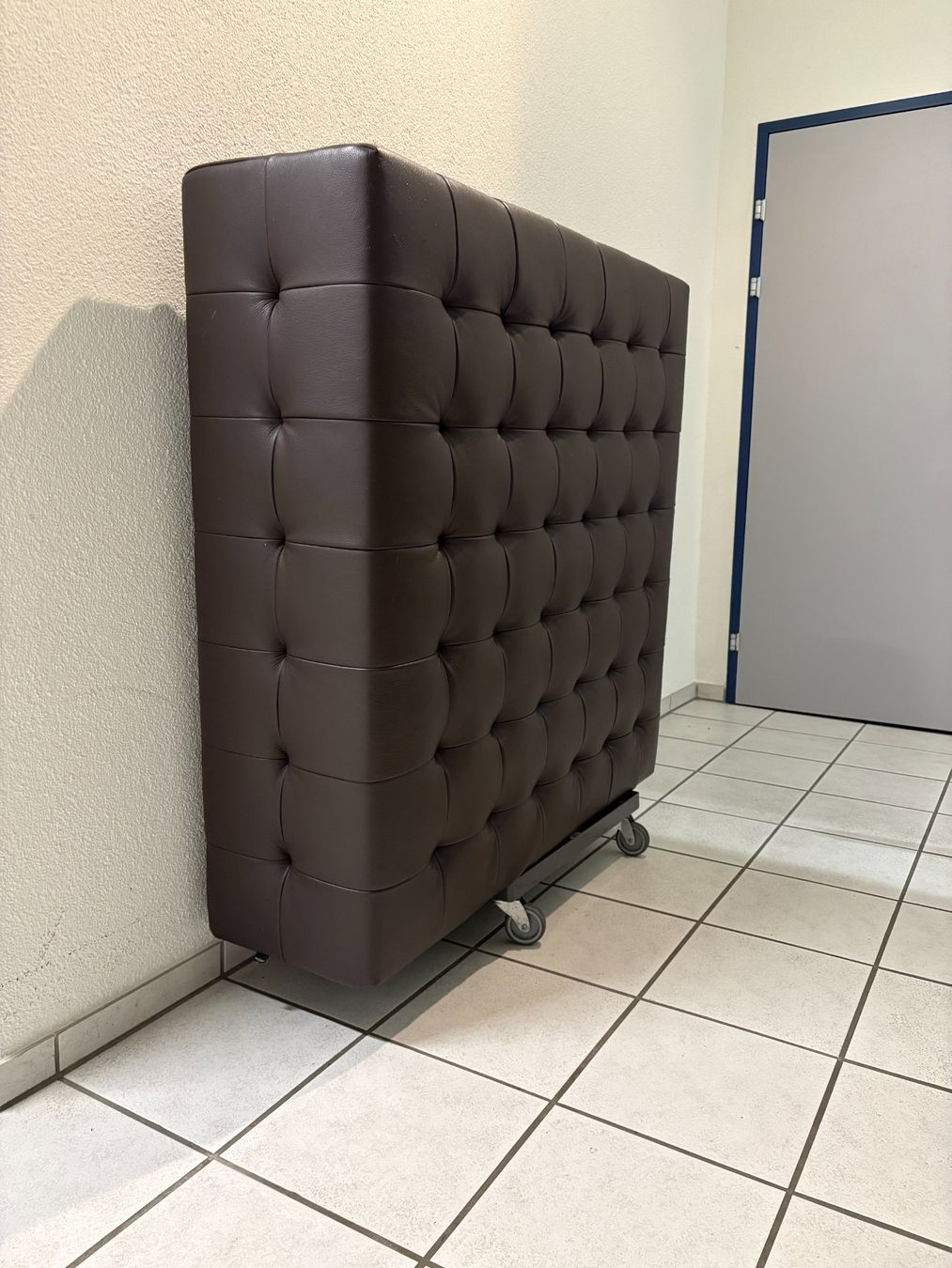 Sgabelli: 114cmx114cmx39cm echtes Leder Hocker Tisch Hocker gross – Usato da Ottenbach venduto da TimelessEmotions. 8