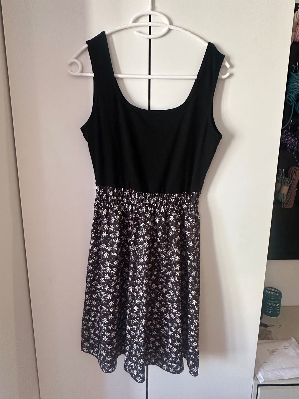 Kleider: Kleid Schwarz Blumenmuster Grösse M 100% Polyester – Neu (gemäss Beschreibung) aus Schaan von Hermine2018