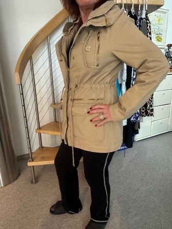 Winterjacke beige mit Kapuze