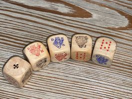 Antike Poker Würfel, 5 Stk. mit Etui, Holz, Rarität!