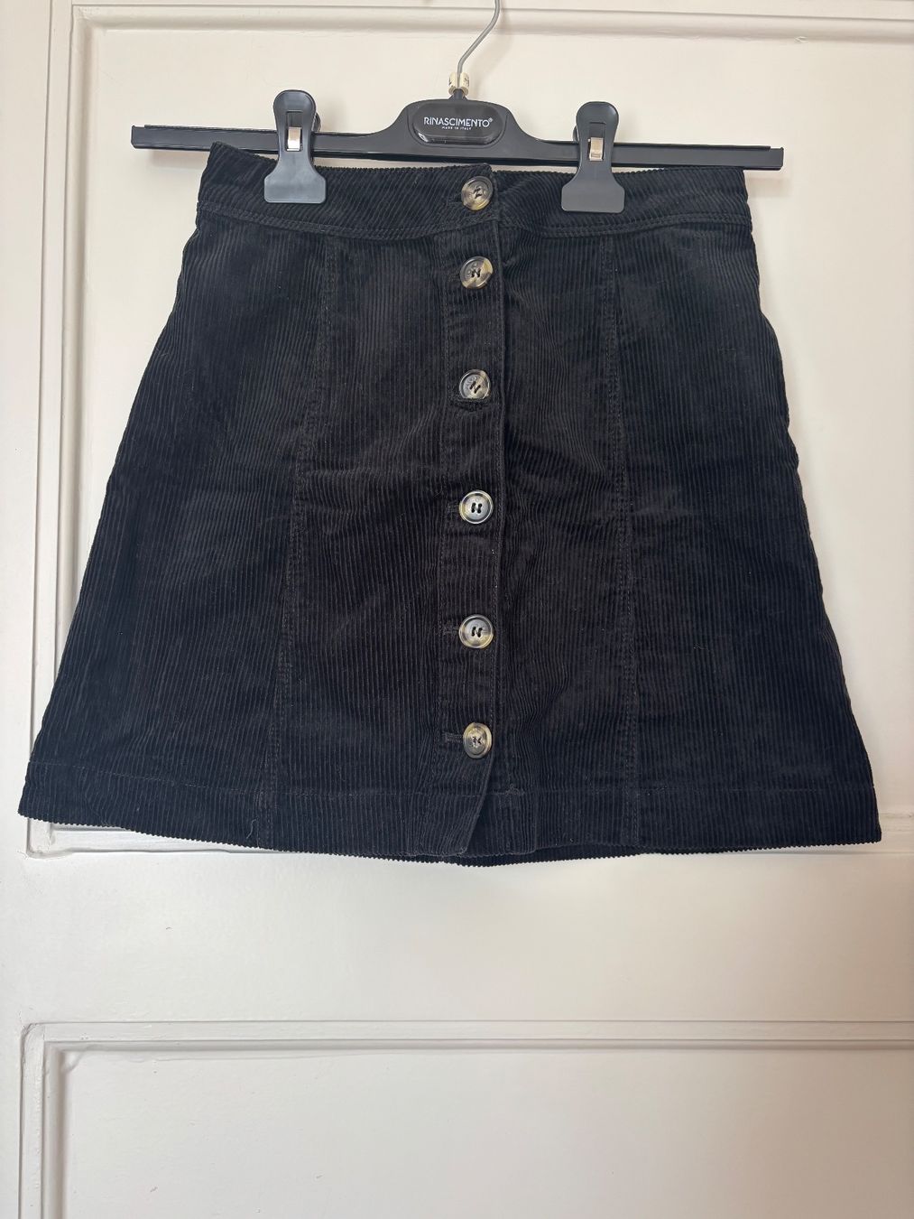H&M Gonne: Jupe noir en velours côtelé – Usato da Lausanne venduto da line_2kpd