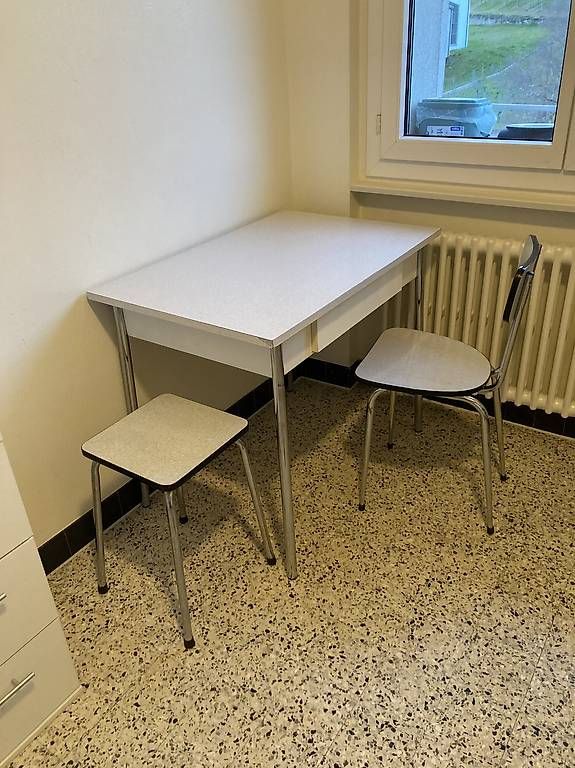 Set di tavolo e panche: Table en Formica avec 1 chaise et un tabouret – Usato da Boudry venduto da jack067 3