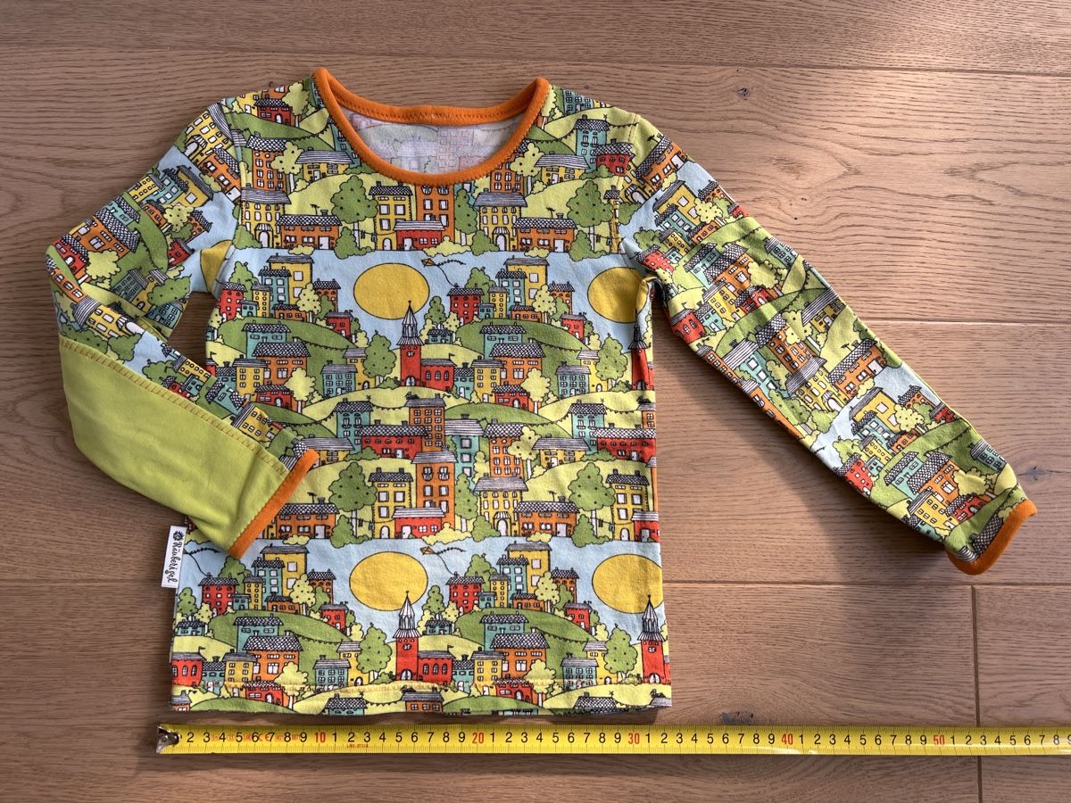 Maglioni & Felpe: Unikat: Elastisches Langarmshirt mit Häuserprint, Gr 98-110 – Usato da Oensingen venduto da katepe