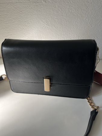 Elegante schwarze Handtasche von Manor mit Goldkette. Neu