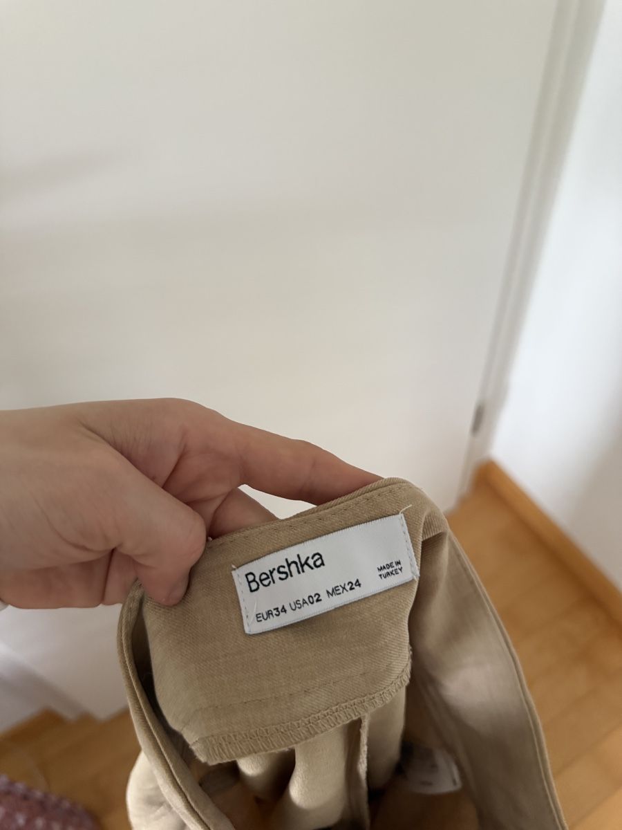 Bershka Hosen: Beige Stoffhose – Gebraucht aus Villigen von Liviaange 2