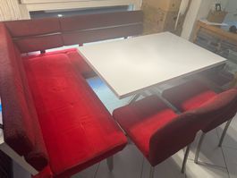 Moderne Eckbankgruppe (Rot/Weiss) inkl. Tisch und 2 Stühlen