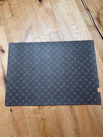 Louis Vuitton Schreibtisch-Teppich – Exklusives Statement