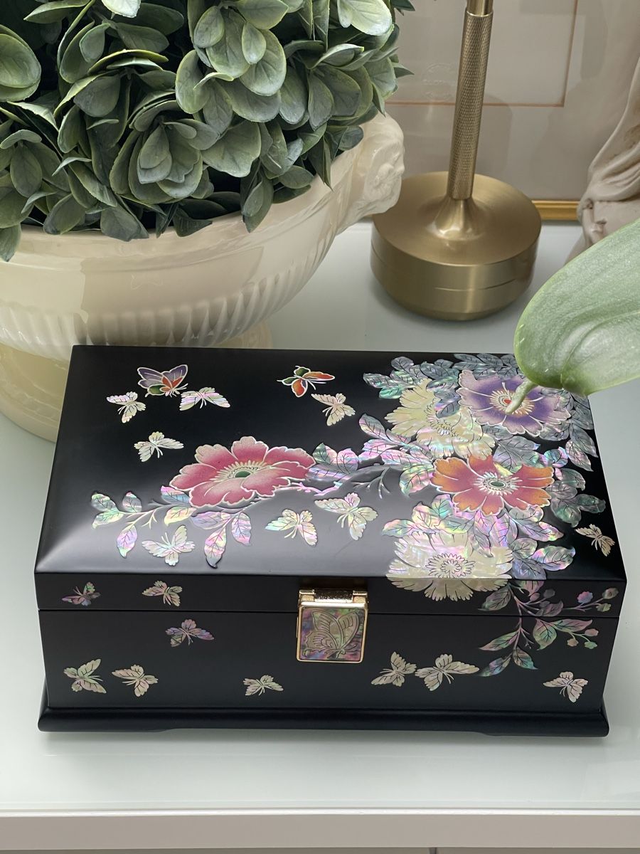 Cassapanche: EXKLUSIVE HANDGEFERTIGTE LACK-SCHATULLE MIT PERLMUTT-INLAY – Nuovo (secondo la descrizione) da Winkel venduto da Glamour-Style 7