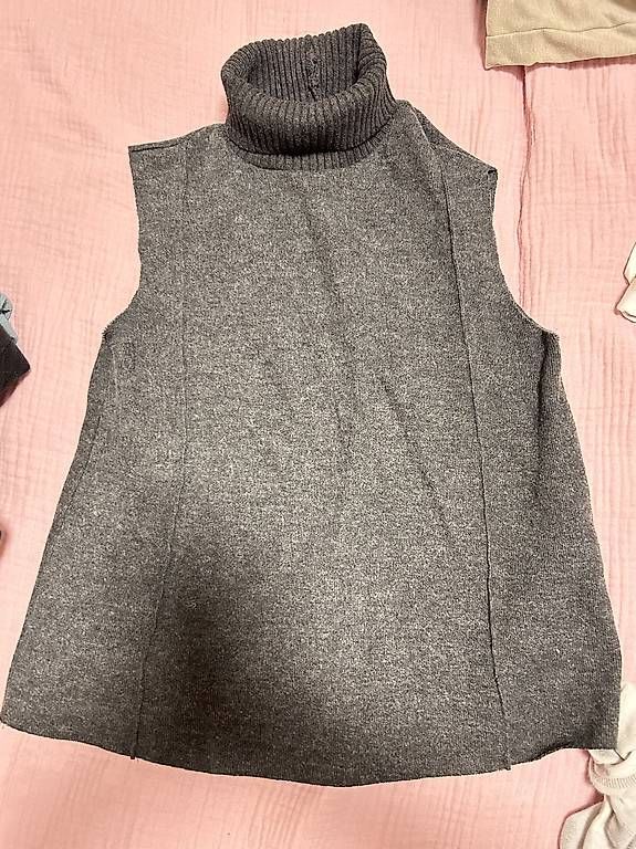 Top: Neues graues ärmelloses Polo-Strickoberteil – Usato da Zürich venduto da ruh_qrn7