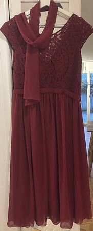 Festliches Kleid in bordeaux mit einem Schal