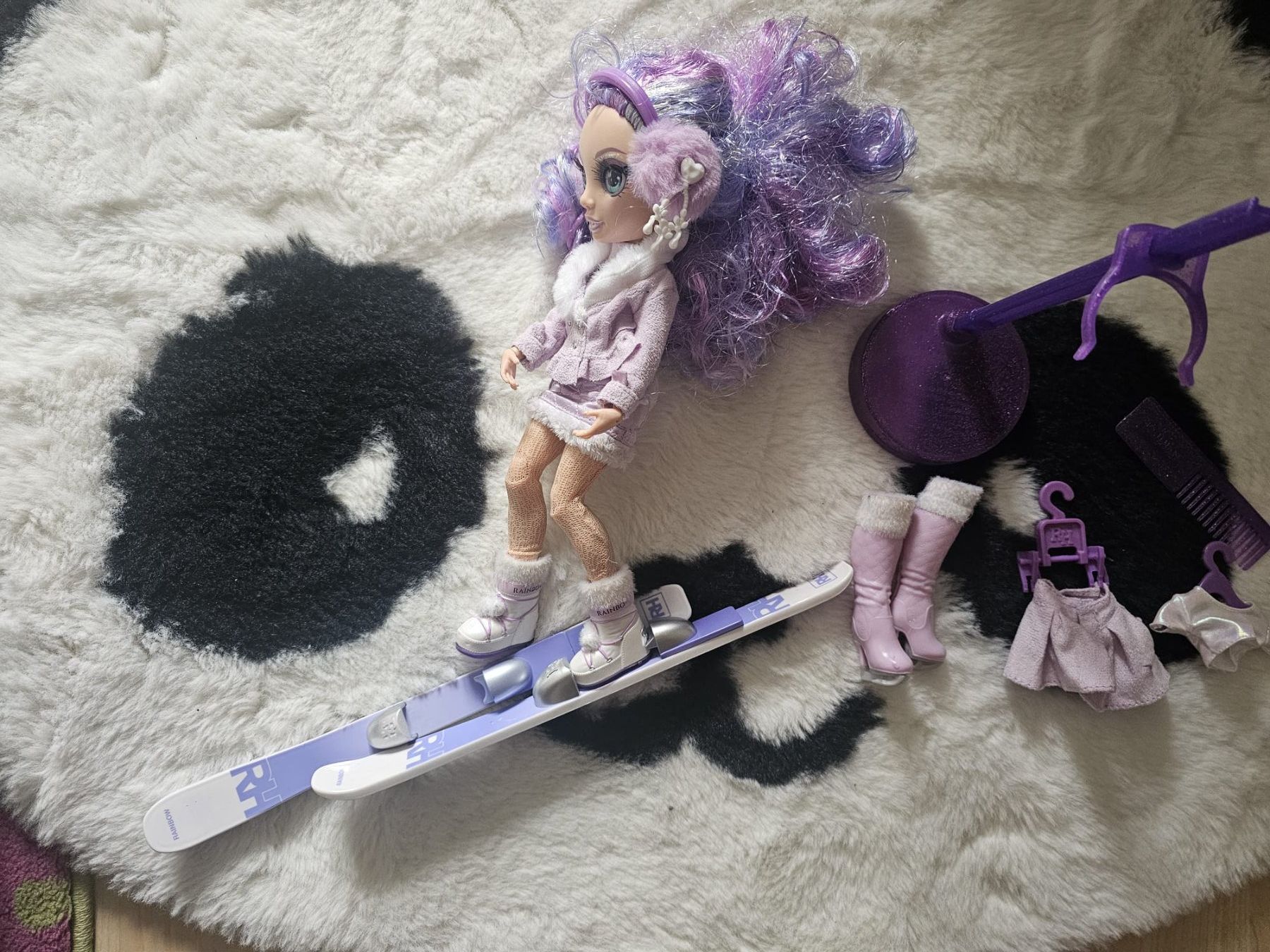Bambole: Rainbow High Winter Break Violet Willow Puppe Ski Set – Usato da Ebikon venduto da Ibbolet 1