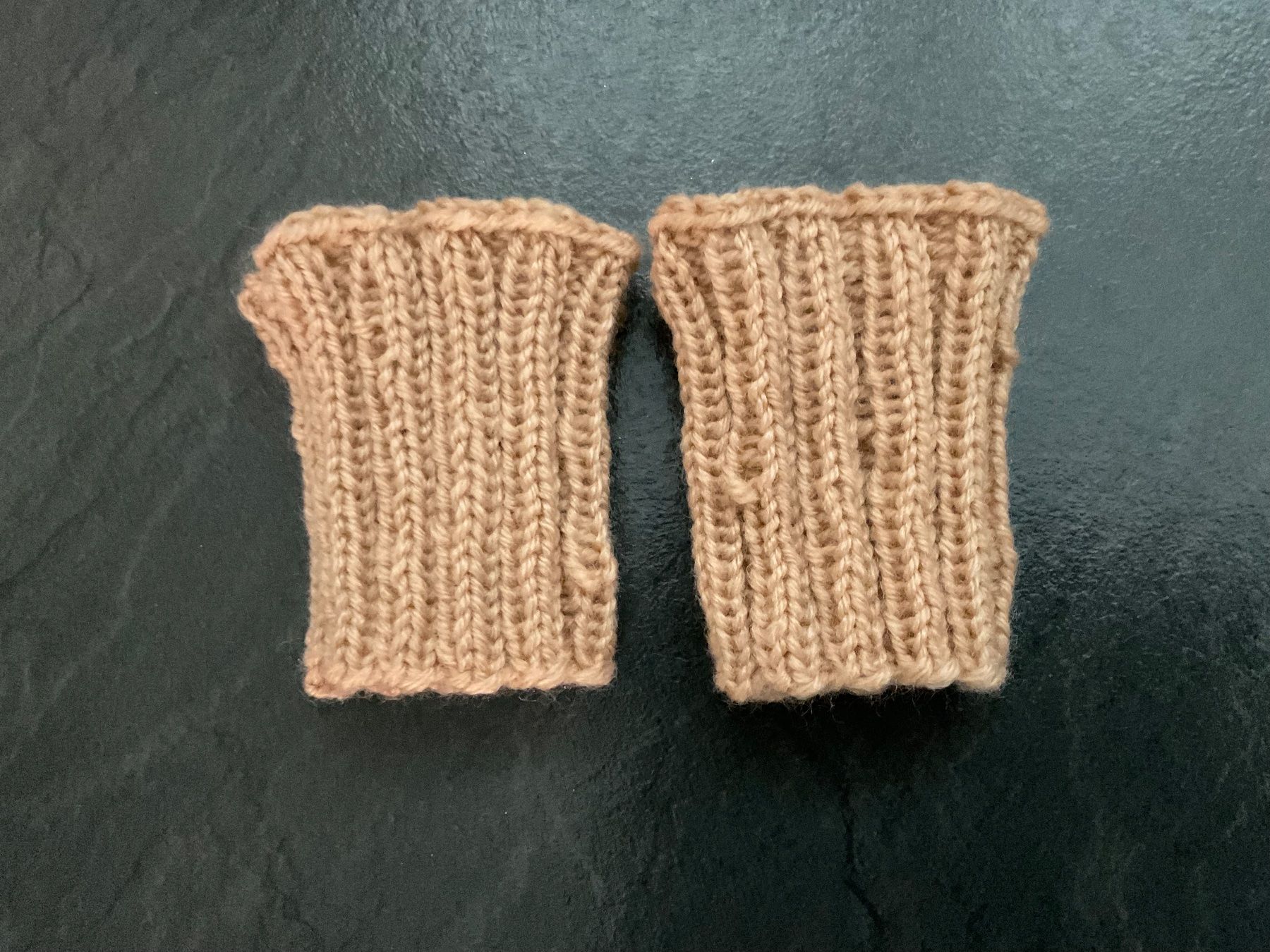 Guanti: Handgestrickte Kinder- Pulswärmer – Nuovo (secondo la descrizione) da Wetzikon ZH venduto da FeeF