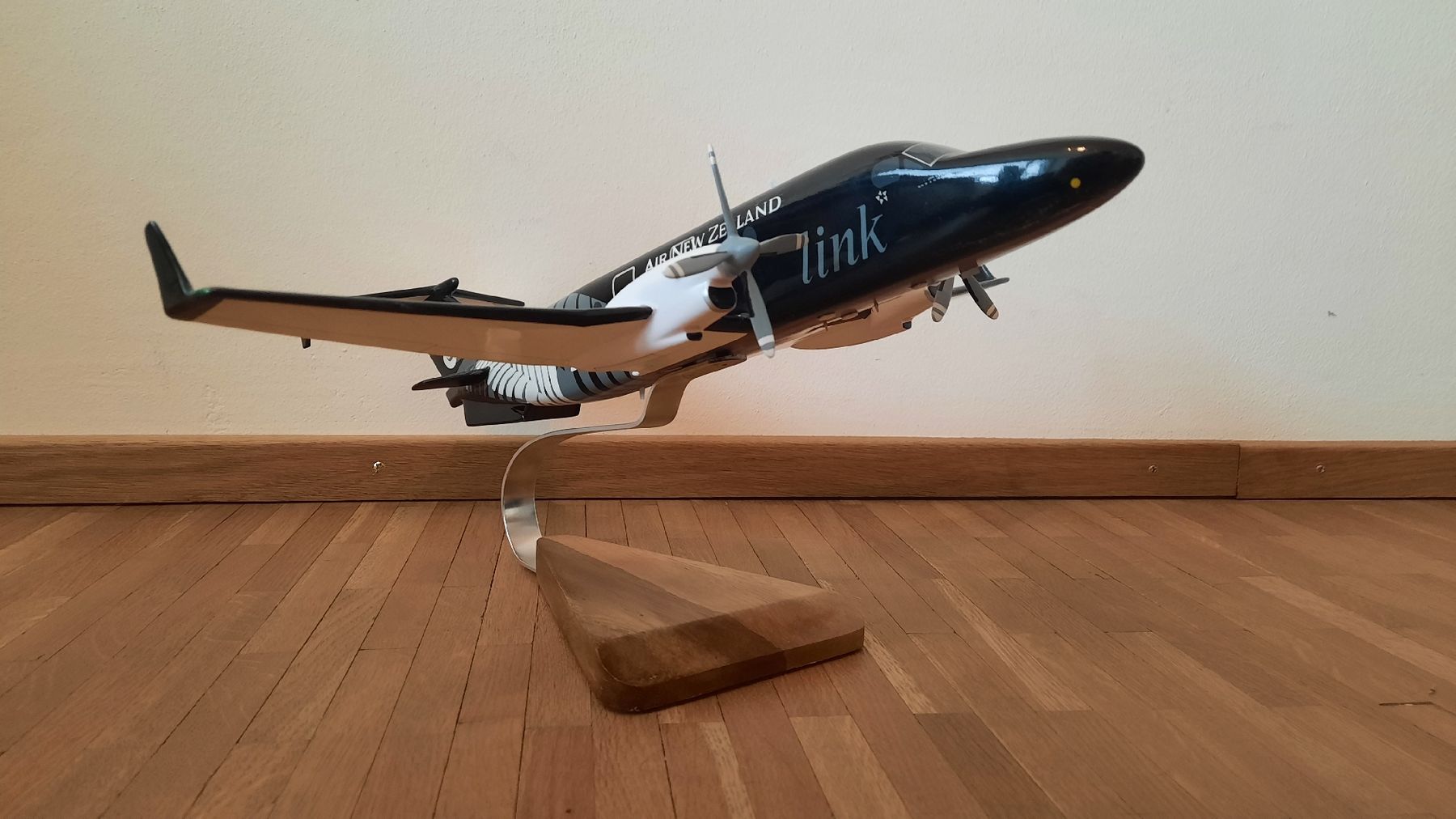 Kit di modellismo & Modellini statici: Beech 1900D Air New Zealand Standmodell – Usato da Münsingen venduto da hausbootli 4