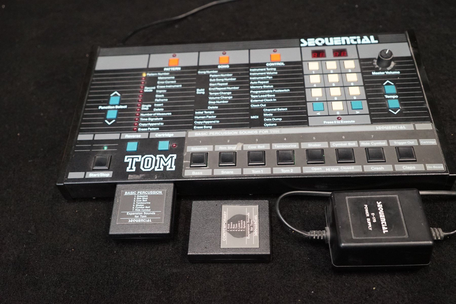 Sequential Strumenti musicali: Sequential TOM Model 420 Drum Machine mit Netzteil 2 Cards – Usato da Ortschwaben venduto da Musictrade