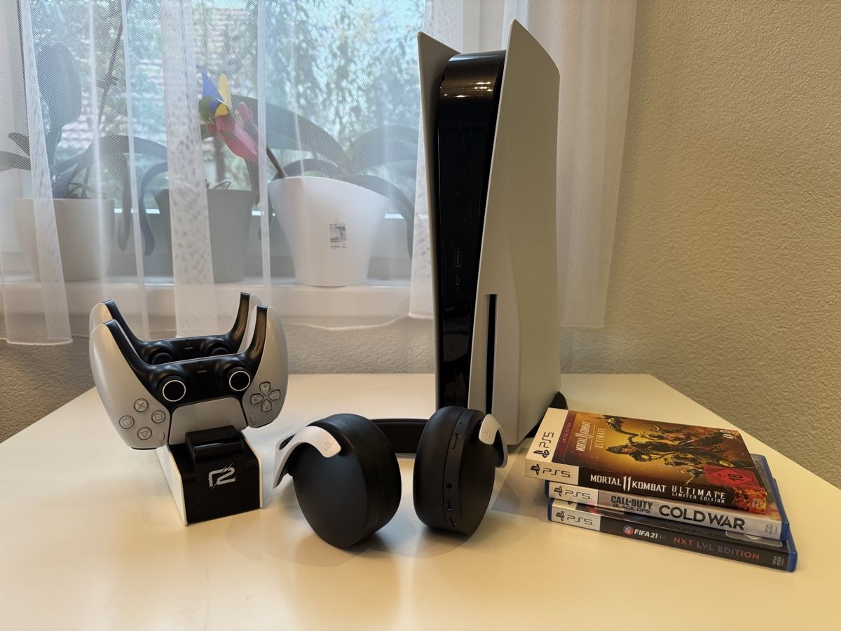 Sony Konsolen: Sony PlayStation 5 Console Bundle with Accessories – Gebraucht aus Bülach von VM8392X