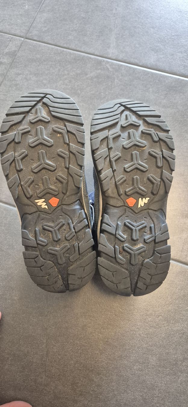 Scarpe per ragazzi: Kinder Wanderschuhe Quechua grau pink Grösse 32 gebraucht – Usato da Ruswil venduto da Svenchen89 2