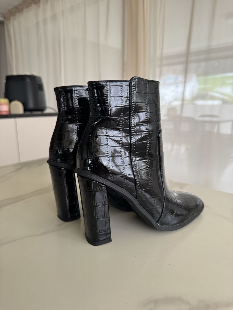 Scarpe da donna: Schwarze Stiefeletten mit Kroko-Optik - Grösse 37 – Usato da Rickenbach LU venduto da Steffischuepfer 2
