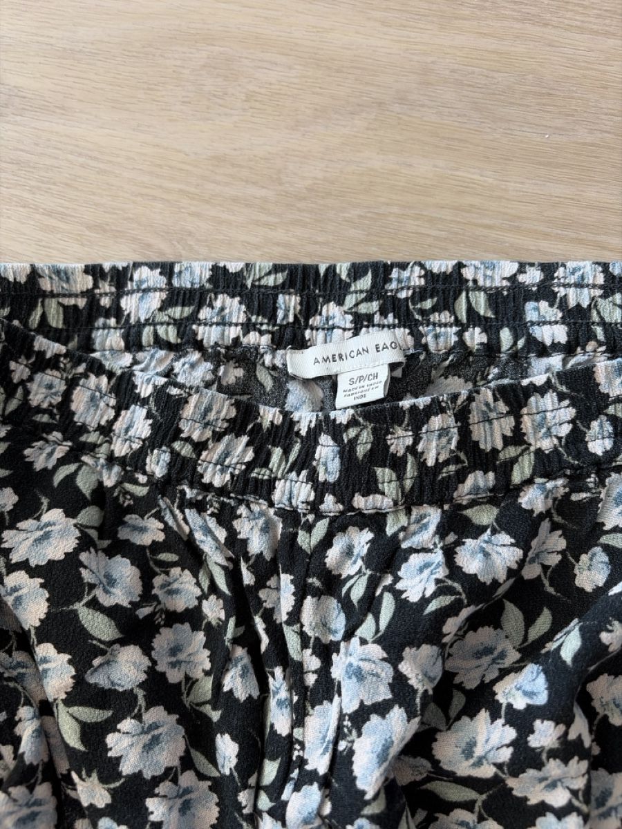 Pantaloni: American Eagele Stoffhose mit Blumenmuster, Grösse S – Usato da Gutenswil venduto da sdpfwild 1