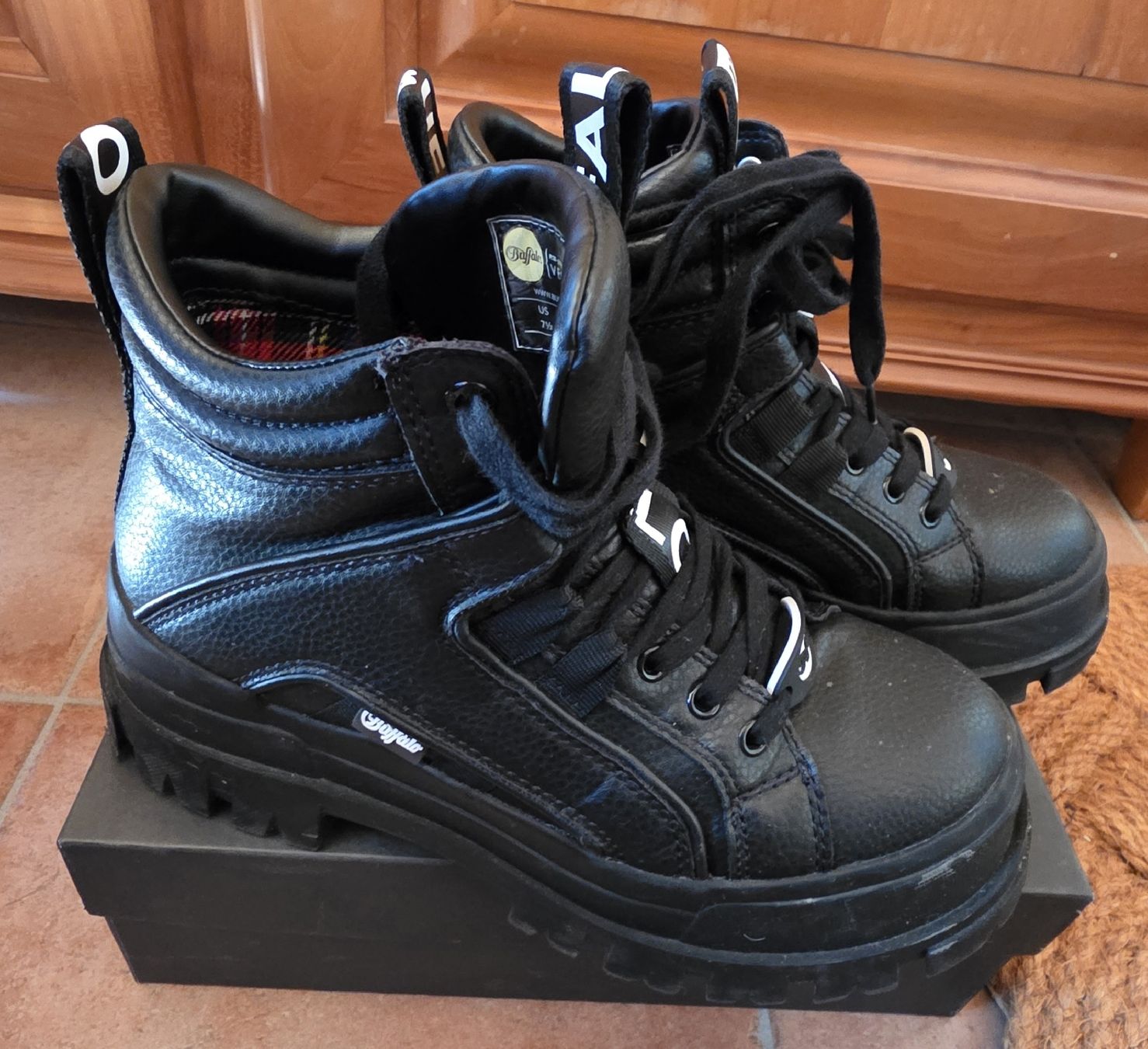 Buffalo Scarpe da donna: Buffalo Boots Damen Schwarz Grösse 38  – Nuovo (secondo la descrizione) da Wimmis venduto da sal_rj9j