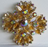 Imposante Brosche mit getigerten Navettes und AB-Strass