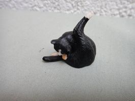 Puppenhauszubehör. Katze schwarz mit weissen Pfoten