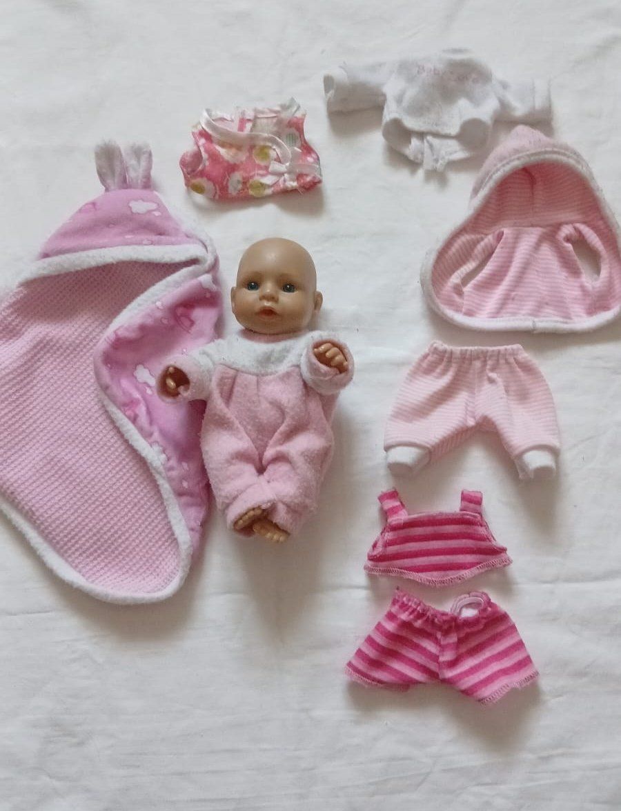 Puppen: Kleine Puppe mit Kleidern – Gebraucht aus Wegenstetten von Aanfr
