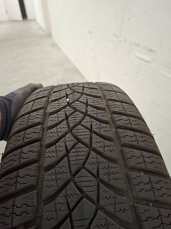 Pneus & Roues: Winteräder Goodyear 205/60 4x – D'occasion à Birsfelden par joe_26c6 1