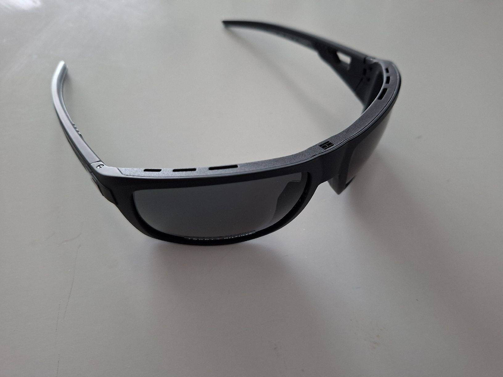 Tommy Hilfiger Brillen & Gläser: Sonnenbrille Tommy Hilfiger Polarized Schwarz – Neu und originalverpackt aus Baden von jcm_9dkf 1