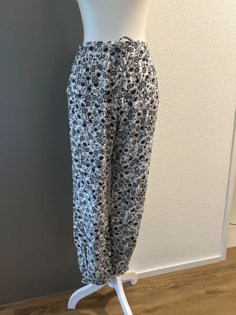 Leichte Stoffhose mit Blumenmuster von City life Gr. XL