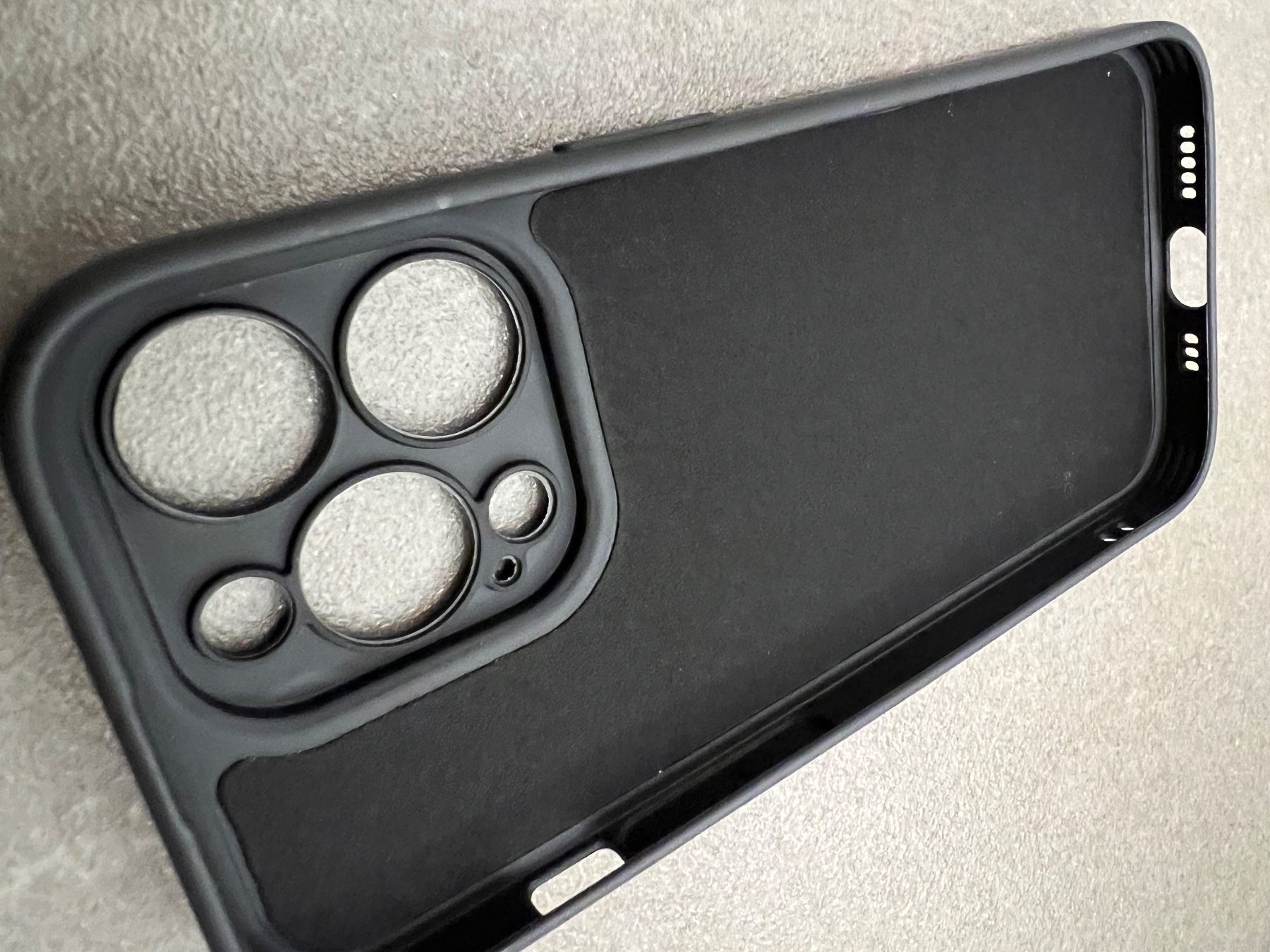 Apple Telefoni cellulari / Smartphones: Schwarze Silikonhülle IPhone 14Pro – Nuovo (secondo la descrizione) da Altendorf venduto da wqv_97 2