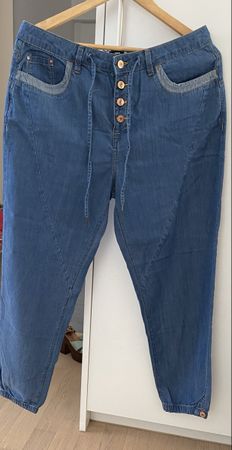 Jeans in Jeansstoff, Sommerlich leicht, Grösse 44, Top Zusta