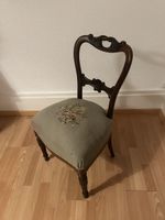 Antik Stuhl Holz mit Blumenmuster Bezug guter Zustand