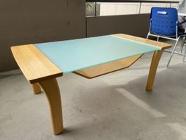 Holztisch mit Glasplatte