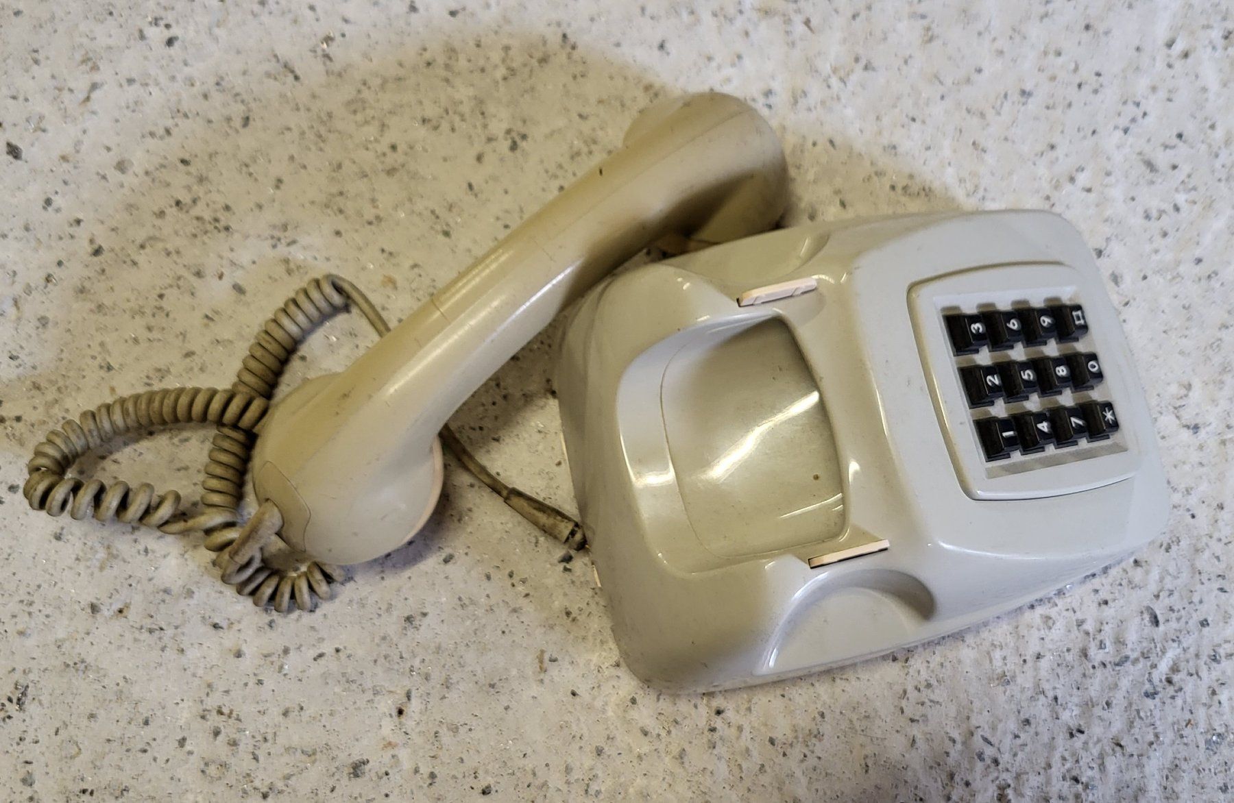 Swisscom Telefoni: Telefono da tavolo a tasti mod. 70 – Usato da Villa Bedretto venduto da Custa 1