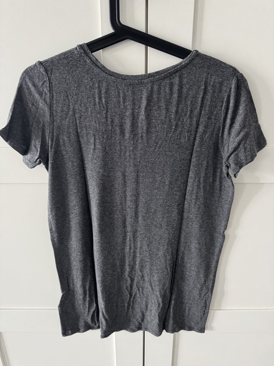 Guess T-Shirts: T-shirt Guess anthracite taille S – Gebraucht aus Biel/Bienne von 2Cheesecake 2