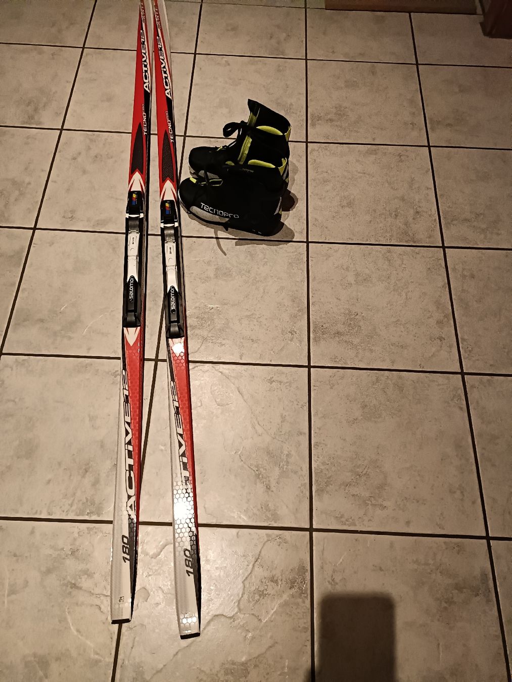 Salomon Sci: Tecno Pro Langlaufski Active 12 + Schuhe, Grösse 39,5 – Nuovo (secondo la descrizione) da Steg im Tösstal venduto da BabaRei
