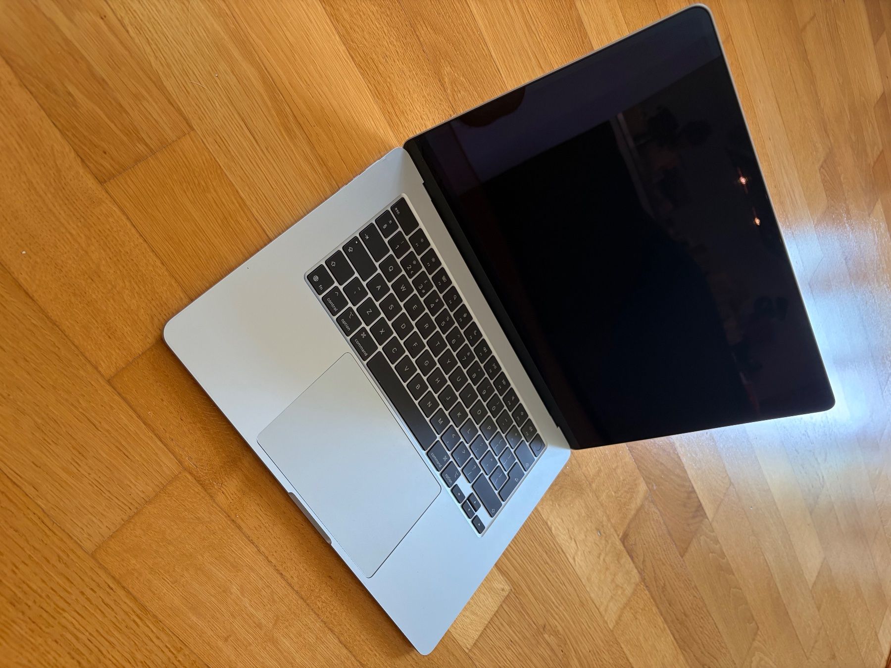 Apple Portables: Macbook Air m5 2026 - damaged – Défectueux à Zürich par michluet 1