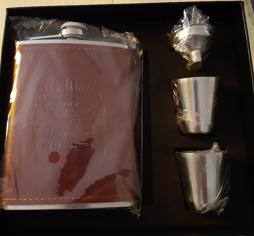Altro: Jack Daniel's Taschenflasche – Nuovo e nell'imballaggio originale da Birsfelden venduto da Alepunch