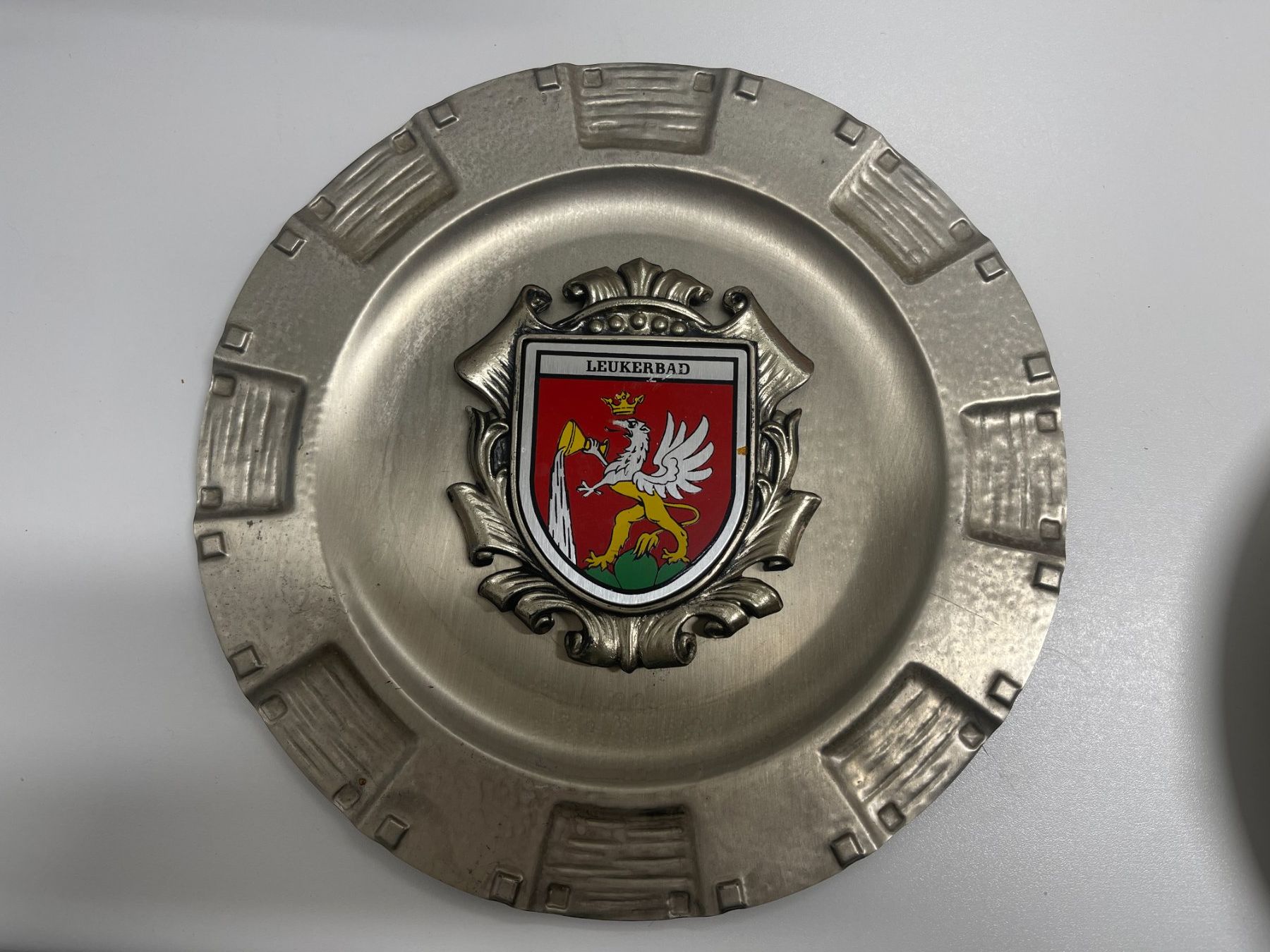 Piatti: Wandteller aus Blech "Motiv Leukerbad" – Usato da Neuhausen venduto da 0819