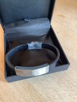 Armband Leder Schwarz Plakette aus Stainless Steel mit Box
