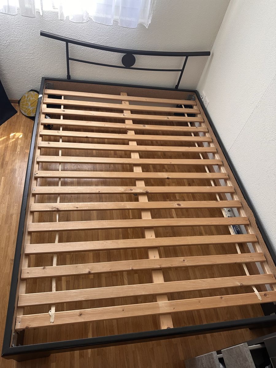 Lits: Bett mit Lattenrost, 140x200cm – D'occasion à Zufikon par yes_l78k 1