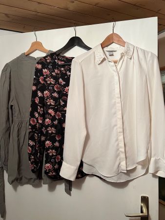 3 Damen Blusen Grösse S/M weiss floral grün Zustand gut