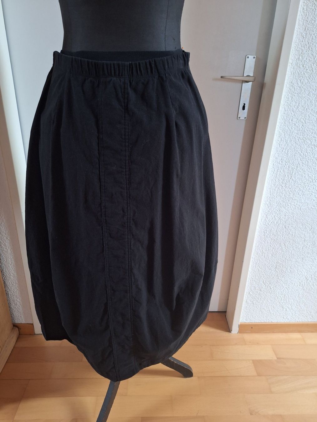 Rundholz Gonne: Rundholz Jupe – Usato da Huttwil venduto da Xy79 1