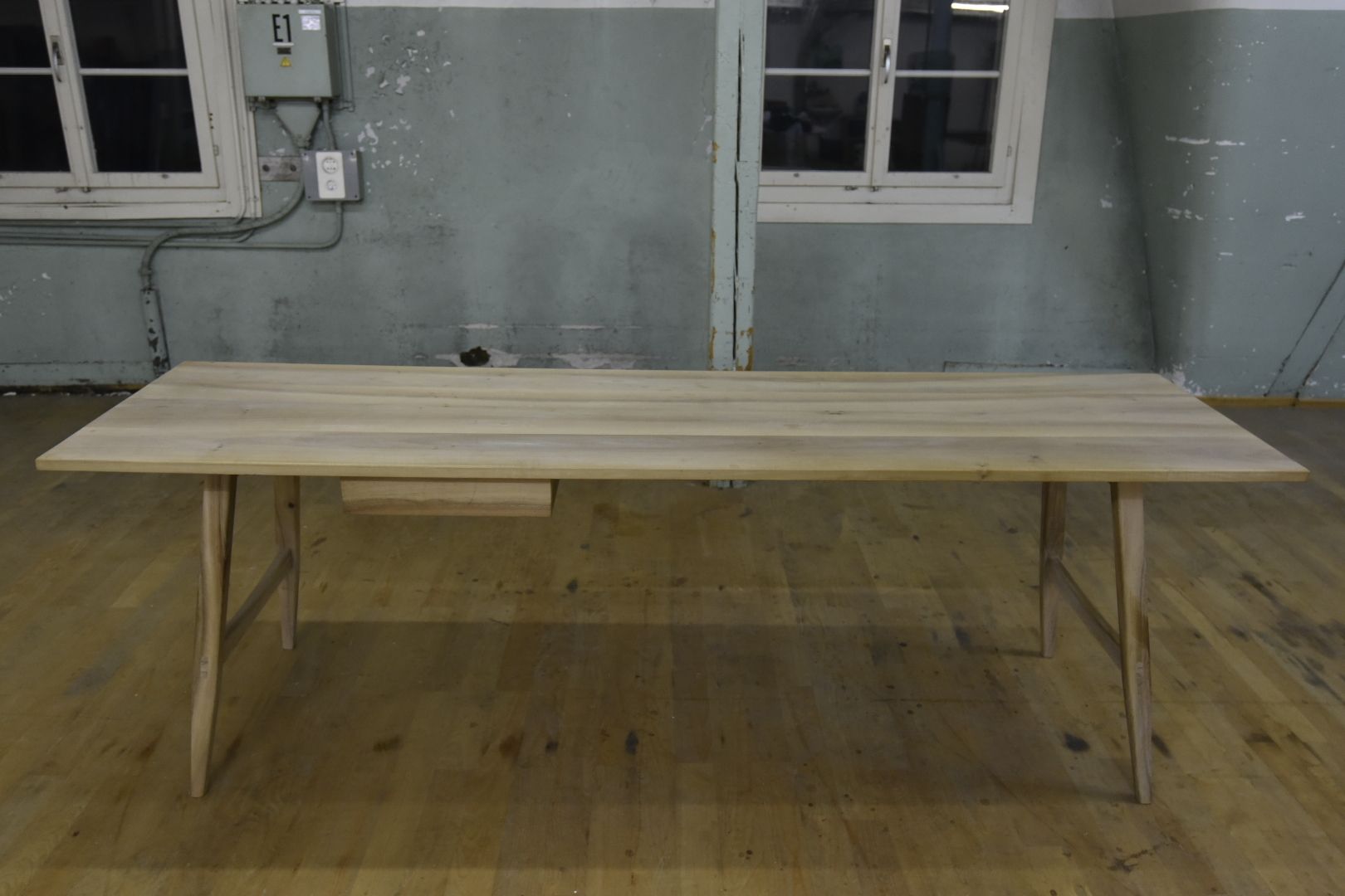 Tavoli: Wunderschöner Tisch aus Nussbaum Holz – Usato da Lichtensteig venduto da Usedinstorecom 1