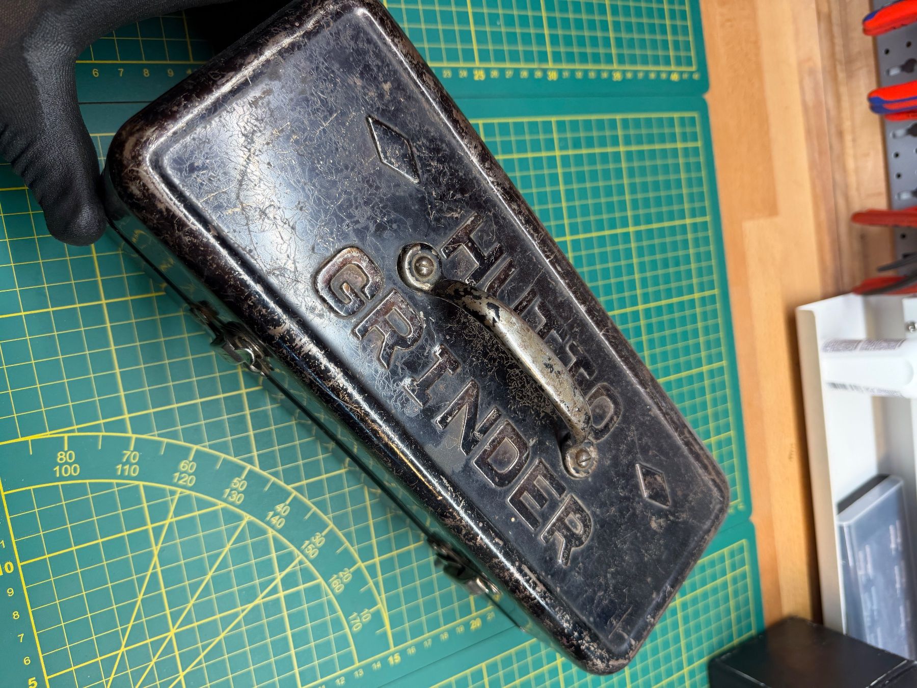 Tutti gli attrezzi: Vintage  Werkzeugkasten mit hammer – Usato da Niederhasli venduto da swissbrocki